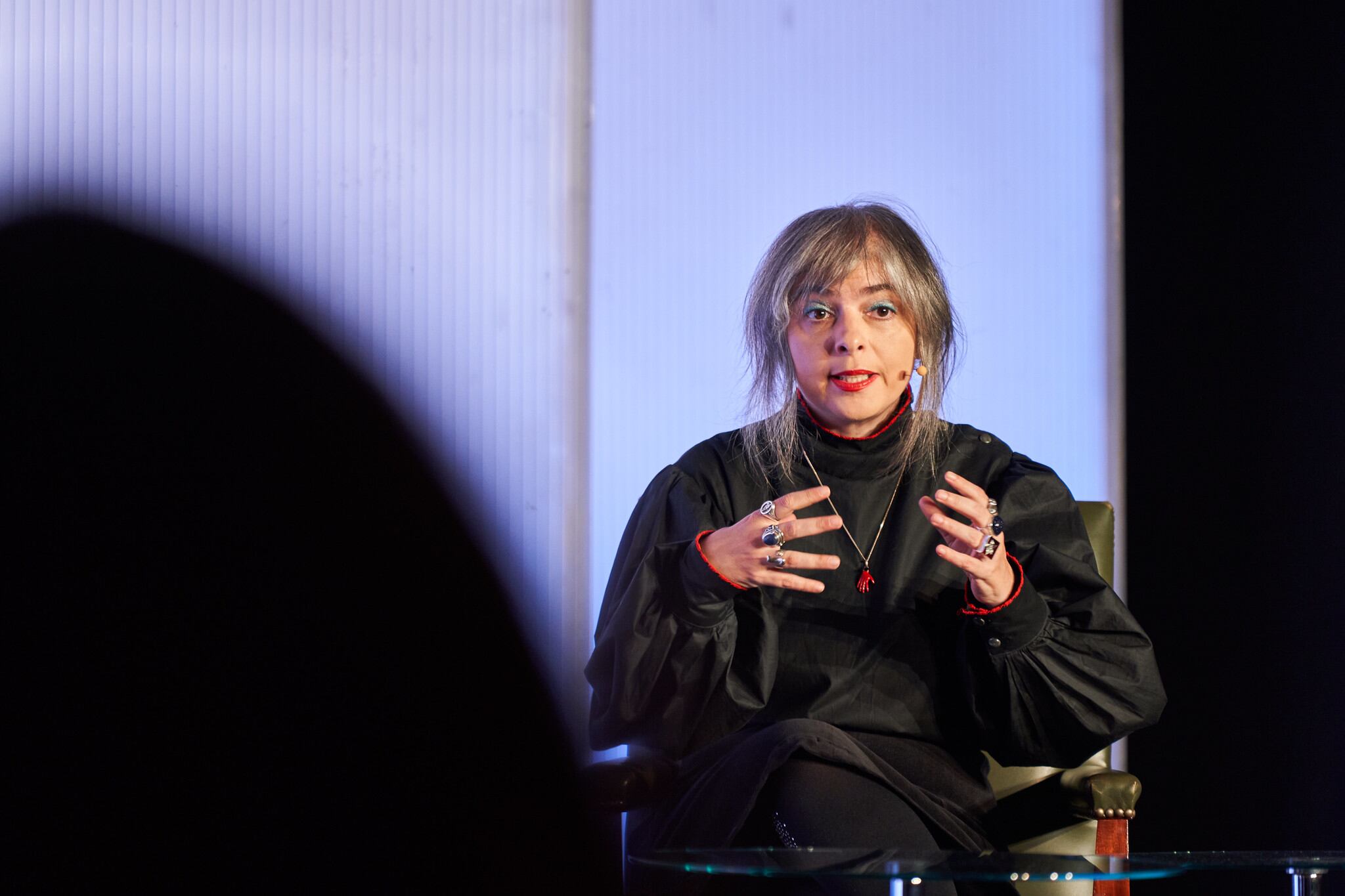 Mariana Enríquez en la presentación en Madrid de su libro Un lugar soleado para gente sombría en 2024. Casa de América, CC BY-NC-ND