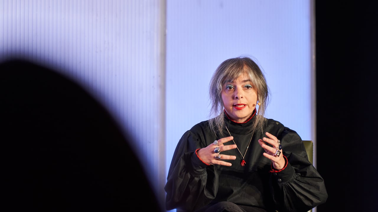 Mariana Enríquez en la presentación en Madrid de su libro Un lugar soleado para gente sombría en 2024. Casa de América, CC BY-NC-ND