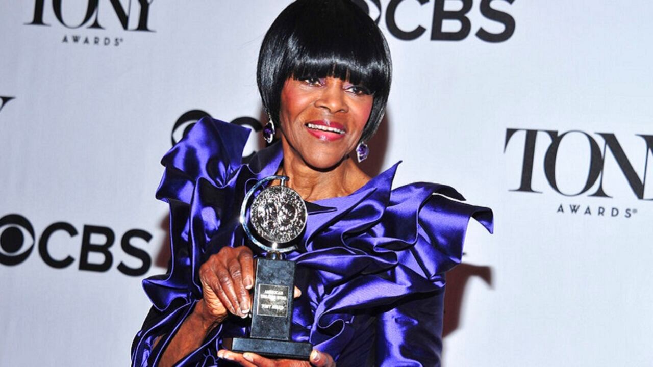 ARCHIVO - Cicely Tyson Posa con su premio a mejor actriz en una obra por "The Trip to Bountiful" en la sala de prensa en la 67a entrega anual de los Tony el 9 de junio de 2013 en Nueva York. Tyson, la actriz negra pionera nominada al Oscar por su papel como la esposa del aparcero en “Sounder”, ganadora de un Tony a los 88 años en 2013, que conmovió al público de la TV en “The Autobiography of Miss Jane Pittman” murió el jueves a los 96 años. (Foto Charles Sykes/Invision/AP, archivo