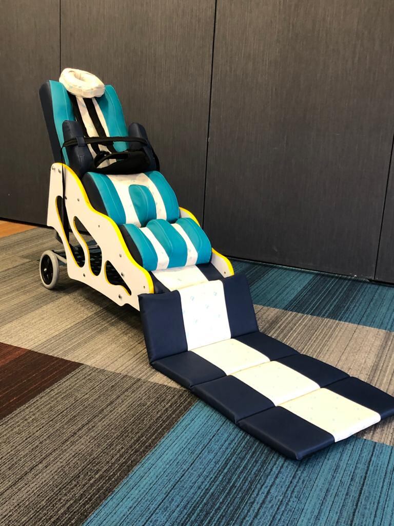 El kit de rehabilitación les permite a los niños cambiar de posición para hacer ejercicios, descansar y alimentarse.