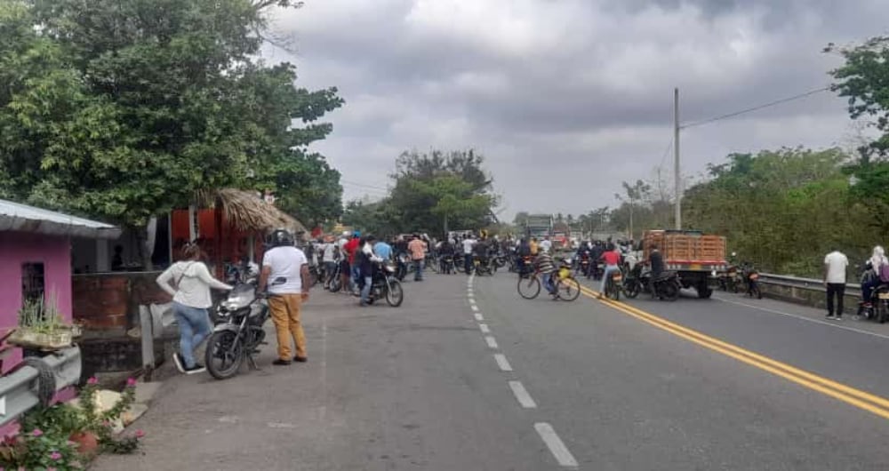 Bloqueos en la vía que conduce de Antioquia hacia Córdoba, en jurisdicción de Caucasia.