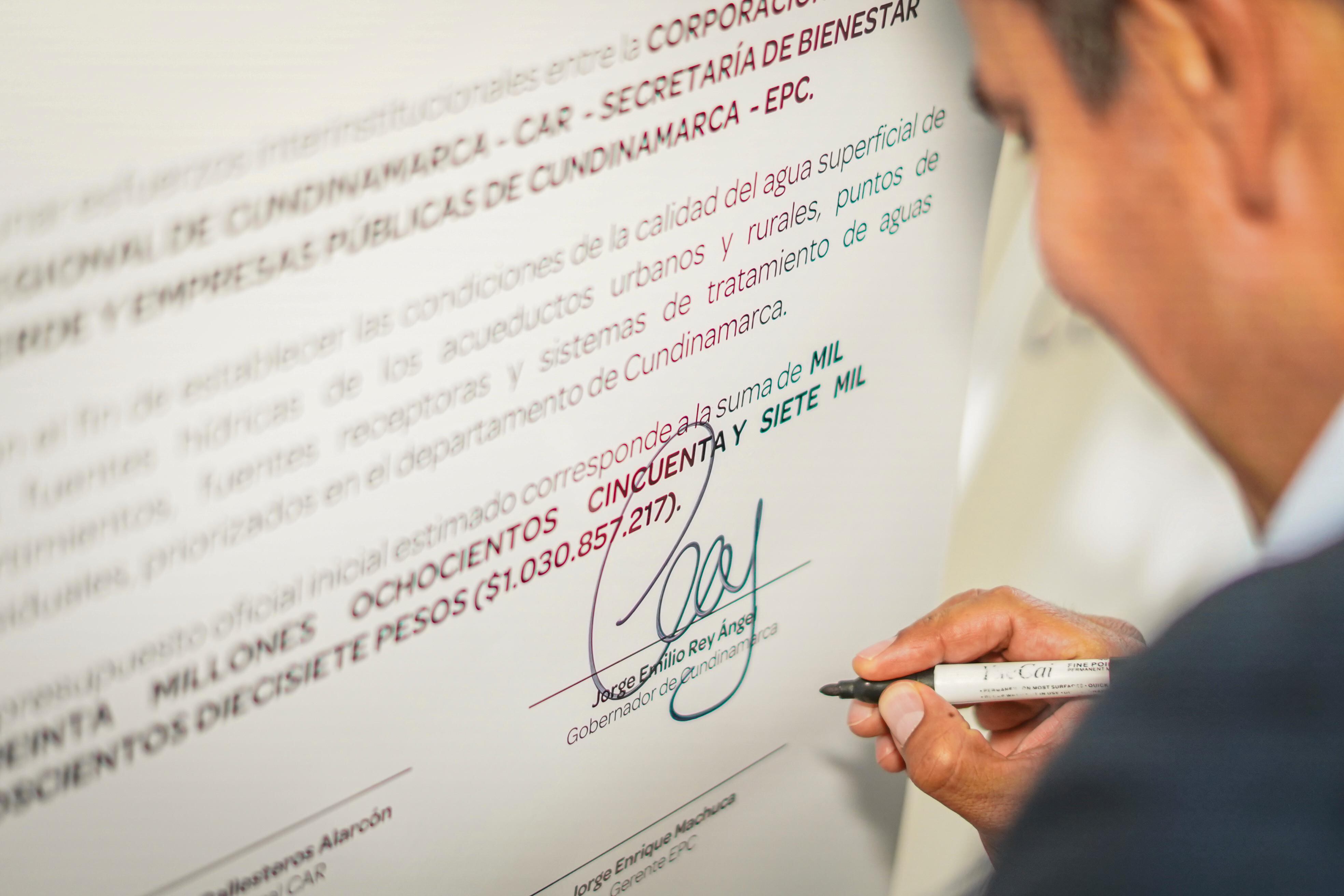 Jorge Emilio Rey, gobernador de Cundinamarca, firmando el convenio