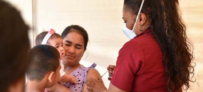 Desde el mismo momento del nacimiento inicia la aplicación de vacunas contra diferentes enfermedades, como la que previene la hepatitis B y las formas graves de tuberculosis (BCG).