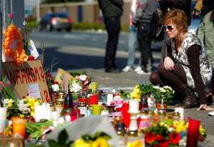 Una mujer se arrodilla frente a las velas y flores colocadas en memoria de las víctimas del tiroteo en el centro comercial "De Ridderhof" de la localidad holandesa de Alphen aan den Rijn. El presunto autor del tiroteo que tuvo lugar el sábado pasado fue un joven de 24 años miembro de un club de tiro y con licencia de armas. El supuesto responsable de la matanza de siete personas, que se suicidó de un tiro en la cabeza tras abrir fuego a la entrada del centro comercial, es un joven autóctono llamado Tristan van der Vlis.
