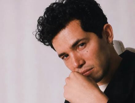 John Leguizamo empezó a actuar en 1984, participando en clubes de comedia en vivo y en la serie de televisión Miami Vice.