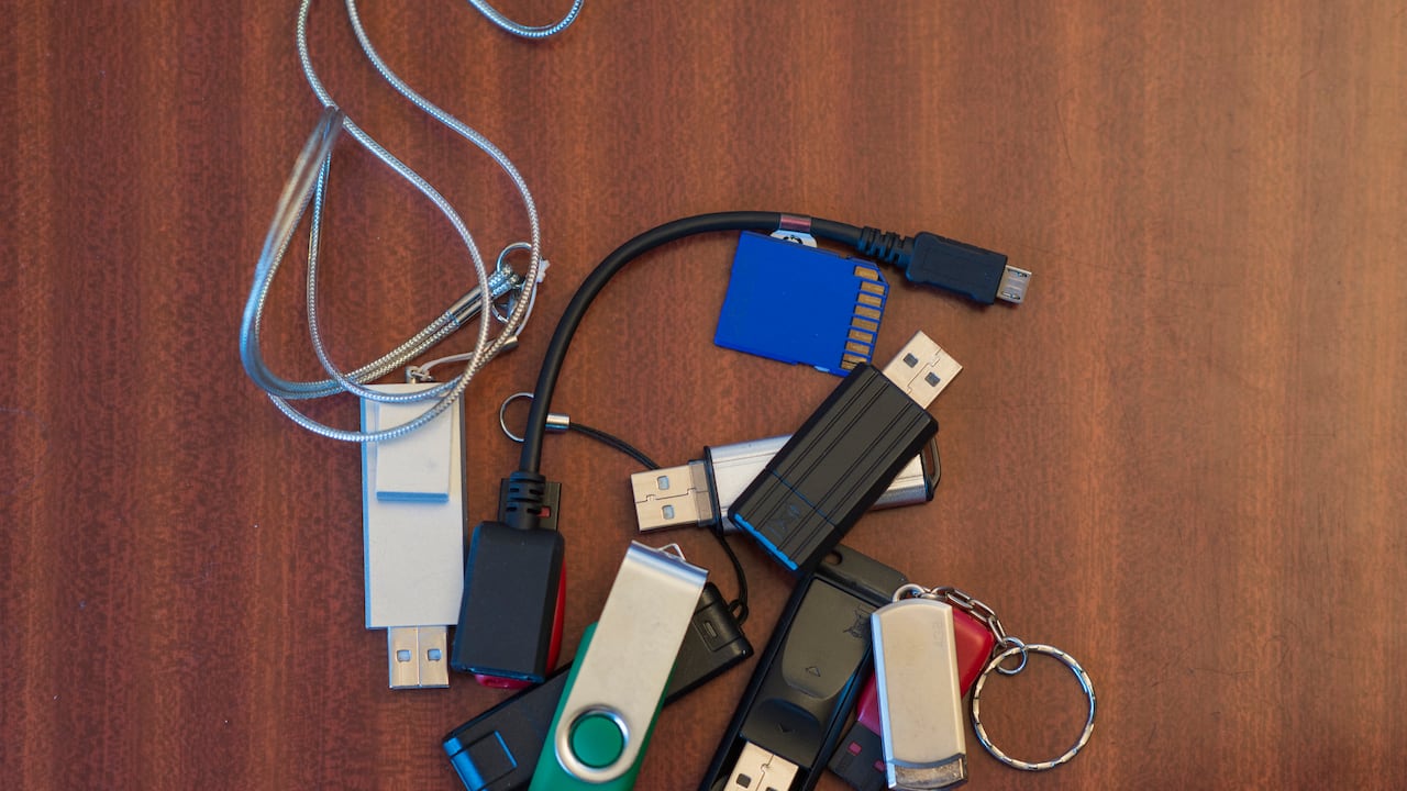 Comprar 12 memorias USB falsas inspiró a un desarrollador a crear un programa protector.