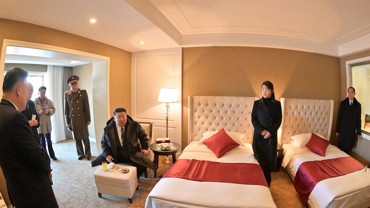 Esta fotografía tomada el 29 de diciembre de 2024 y publicada por la Agencia Central de Noticias Coreana (KCNA) oficial de Corea del Norte a través de KNS el 31 de diciembre de 2024 muestra al líder de Corea del Norte, Kim Jong Un (centro izquierda) y su hija Ju Ae (centro derecha) inspeccionando un habitación de hotel durante una visita al "Área Turística de la Costa de Kalma" en la ciudad norcoreana de Wonsan, provincia de Kangwon.