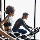 En el gimnasio se recomienda trabajar ejercicio de cardio, resistencia y flexibilidad. Foto: Getty Images.