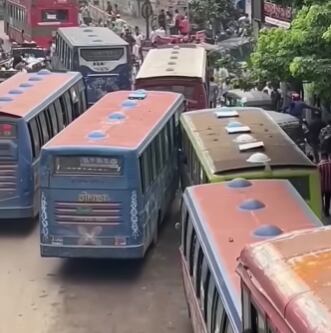 El sistema de transporte en Bangladés incentiva esta tortuosa práctica que afecta a los pasajeros y a los vehículos.