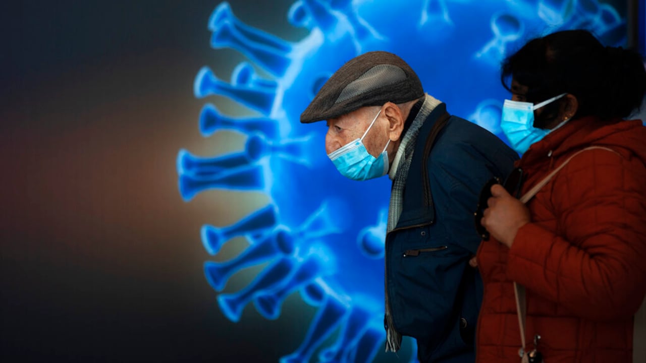 Un ciudadano caminando en Jerusalén, el 4 de enero de 2021. (AP Photo/Oded Balilty)