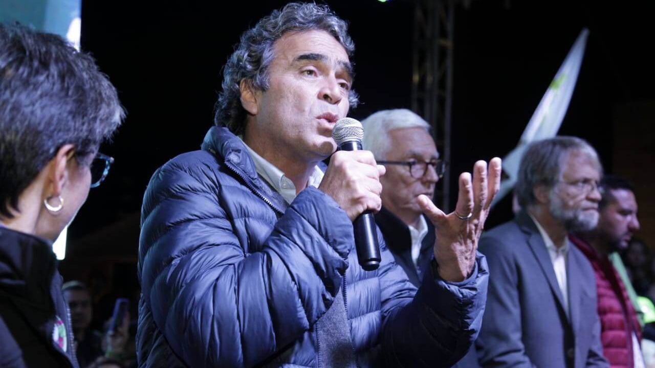 "Quienes votaron por nosotros son ciudadanos libres, serenos, atentos, pensantes, críticos. No siguen simplemente órdenes. Para nosotros el voto no es una obligación, es una convicción", escribió Fajardo a sus votantes.