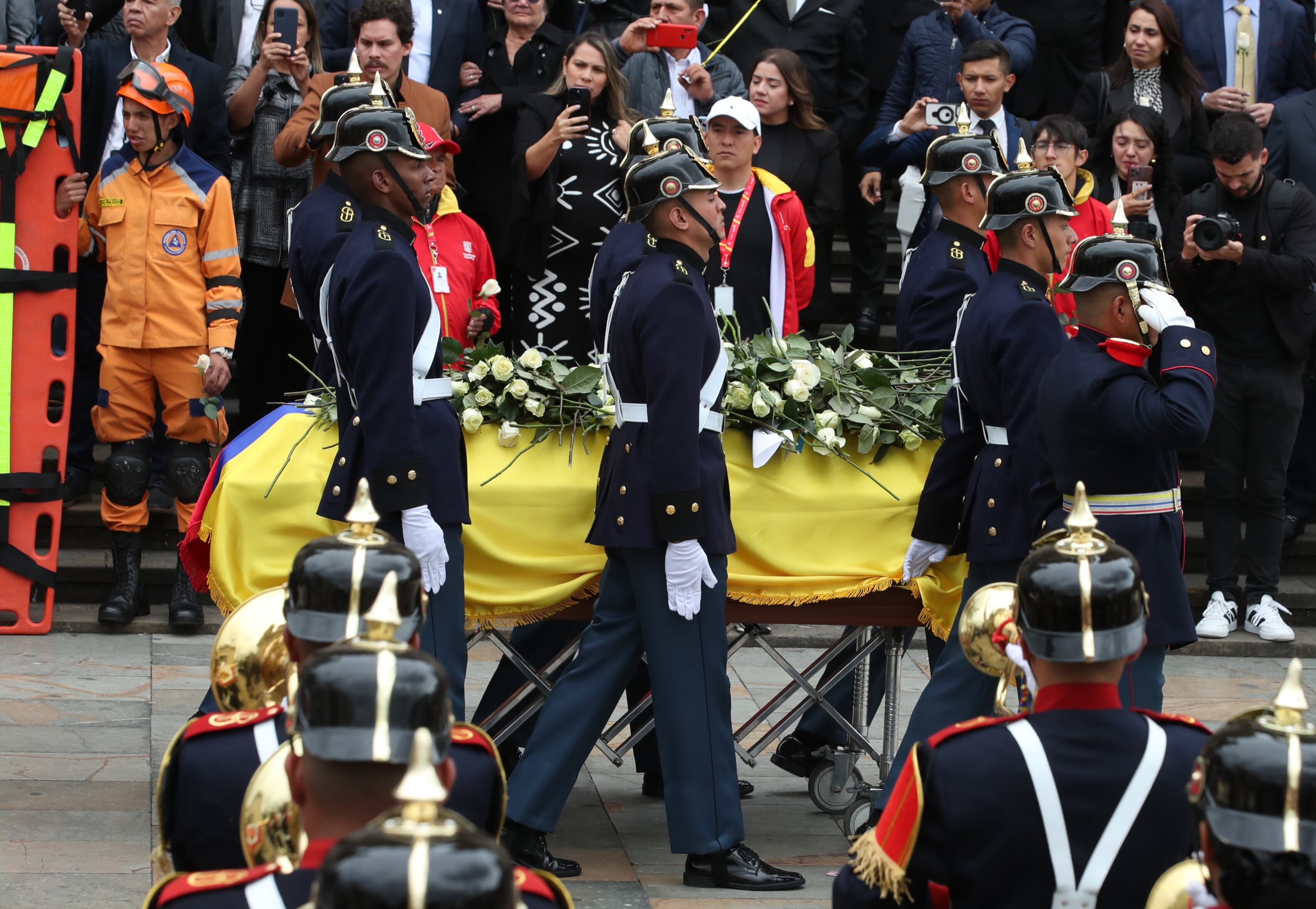 Funeral de Miguel Uribe Turbay, salida de la Catedral Primada