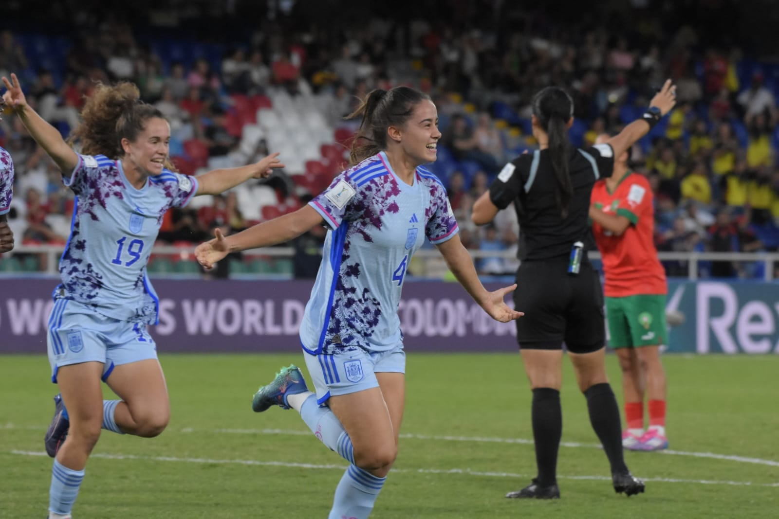 Jugadoras de España celebrán el primer tanto del partido contra Marruecos.