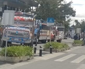 Indígenas bloquearon la calle 26 con carrera 96 con cinco buses.