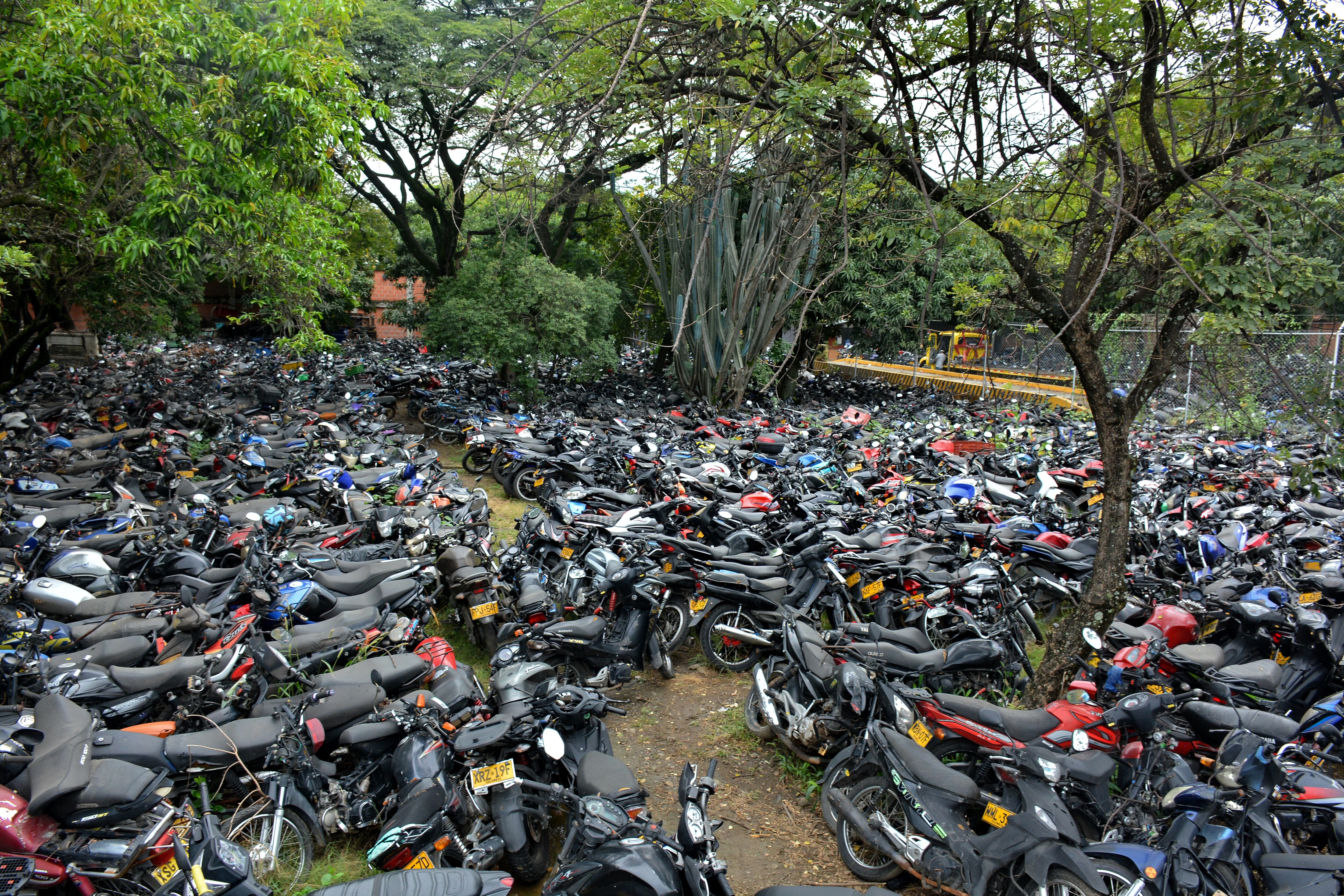 En los patios de tránsito de Cali, se encuentran más de 19 vehículos abandonados, entre motos y carros. Ya no hay espacio para más. 11 de febrero de 2025. Foto Jorge Orozco / El País.