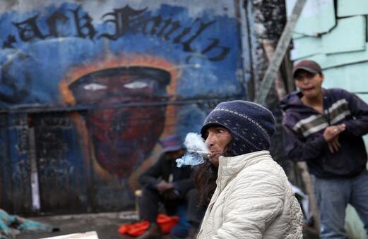 El Bronx es una especie de despensa para toda la ciudad. Se consigue cualquier tipo de droga. Un cigarrillo de marihuana cuesta alrededor de 500 pesos y una papeleta de cocaína vale 1.500.
