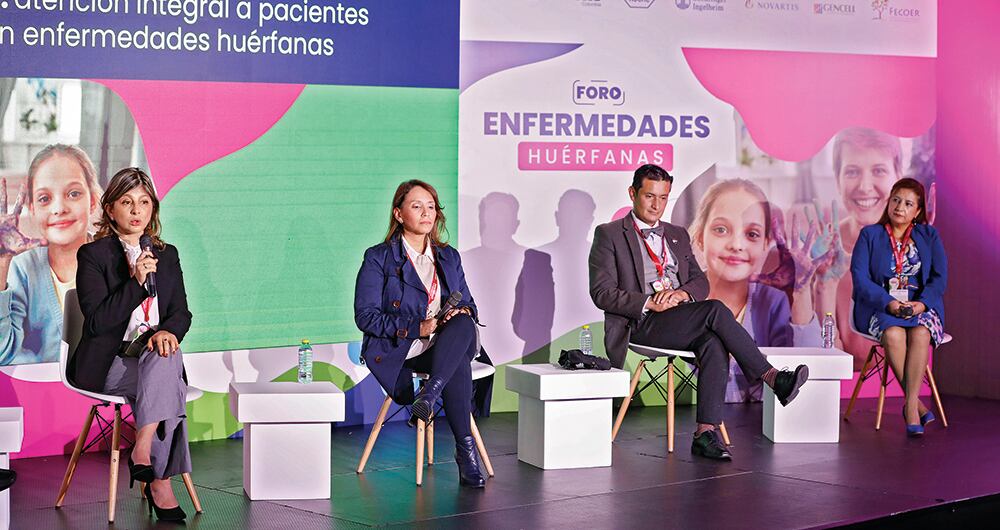 Ludy Parada, líder de Política Pública en Roche; Andrea Liscano, directora Médica de Medicarte; Andrés Gómez, coordinador del Clúster de Enfermedades Raras de la Universidad de El Bosque, y Martha Becerra, líder de la Mesa Técnica Distrital de Enfermedades Huérfanas.