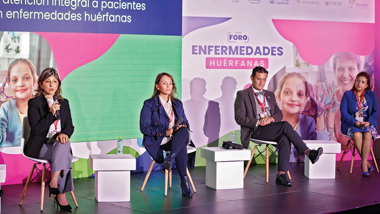 Ludy Parada, líder de Política Pública en Roche; Andrea Liscano, directora Médica de Medicarte; Andrés Gómez, coordinador del Clúster de Enfermedades Raras de la Universidad de El Bosque, y Martha Becerra, líder de la Mesa Técnica Distrital de Enfermedades Huérfanas.