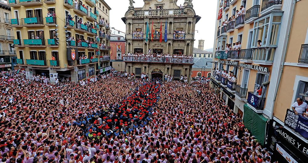 Multitud de personas fiestas de San Fermín.