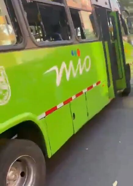 El conductor reclamó que un pasajero rompió el vidrio del bus.