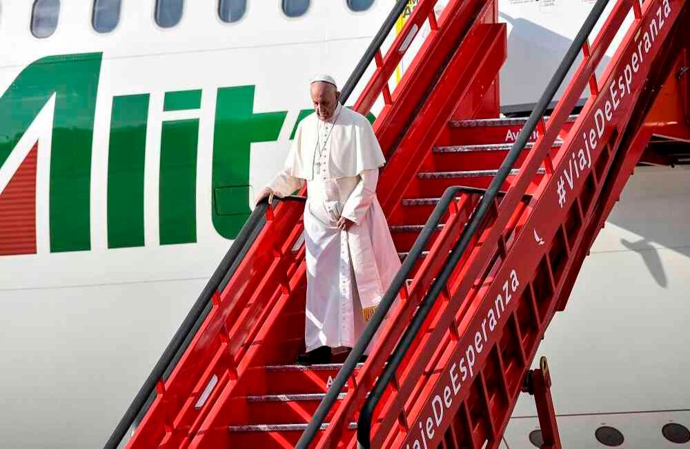 Francisco fue el tercer papa que pisó tierra colombiana, lo hizo a las 4:10 de la tarde, tal como estaba previsto. Foto: Carlos Julio Martínez / SEMANA
