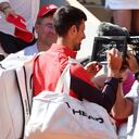 Novak Djokovic escribiendo un mensaje a favor de Kosovo, tras su partido de primera ronda en el Roland Garros.