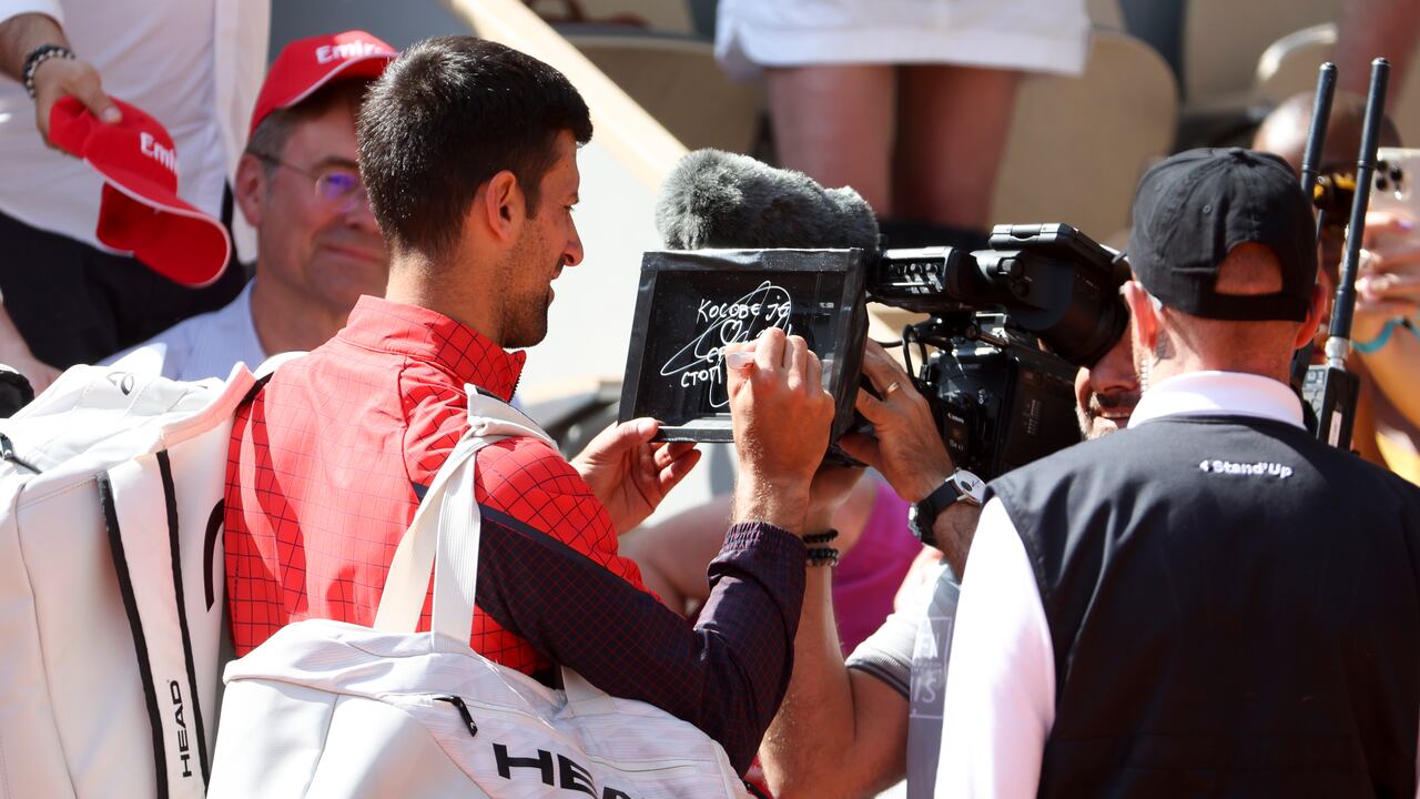 Novak Djokovic escribiendo un mensaje a favor de Kosovo, tras su partido de primera ronda en el Roland Garros.