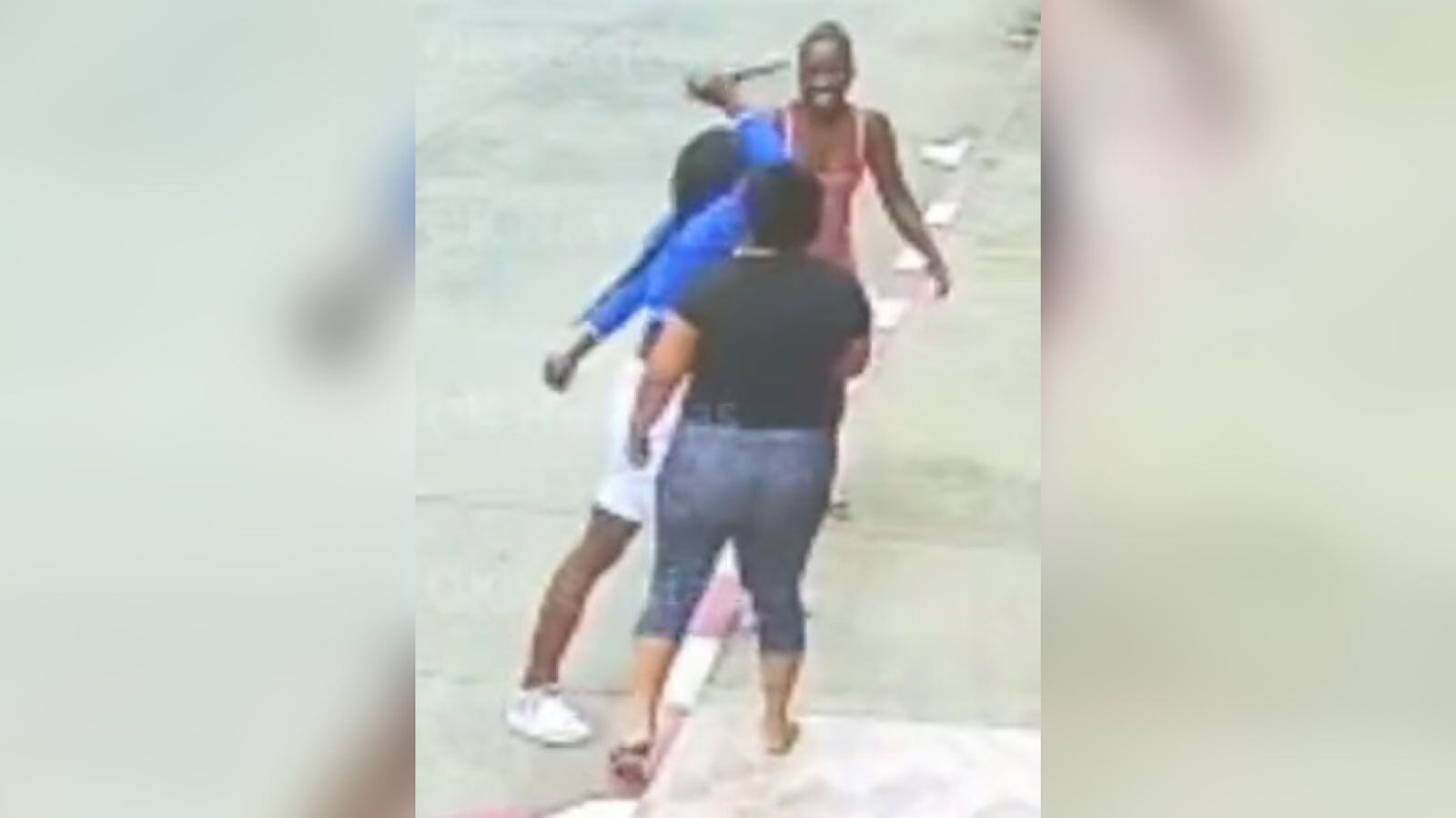 El robo fue cometido en medio de risas de las mujeres que acompañaban a la ladrona.