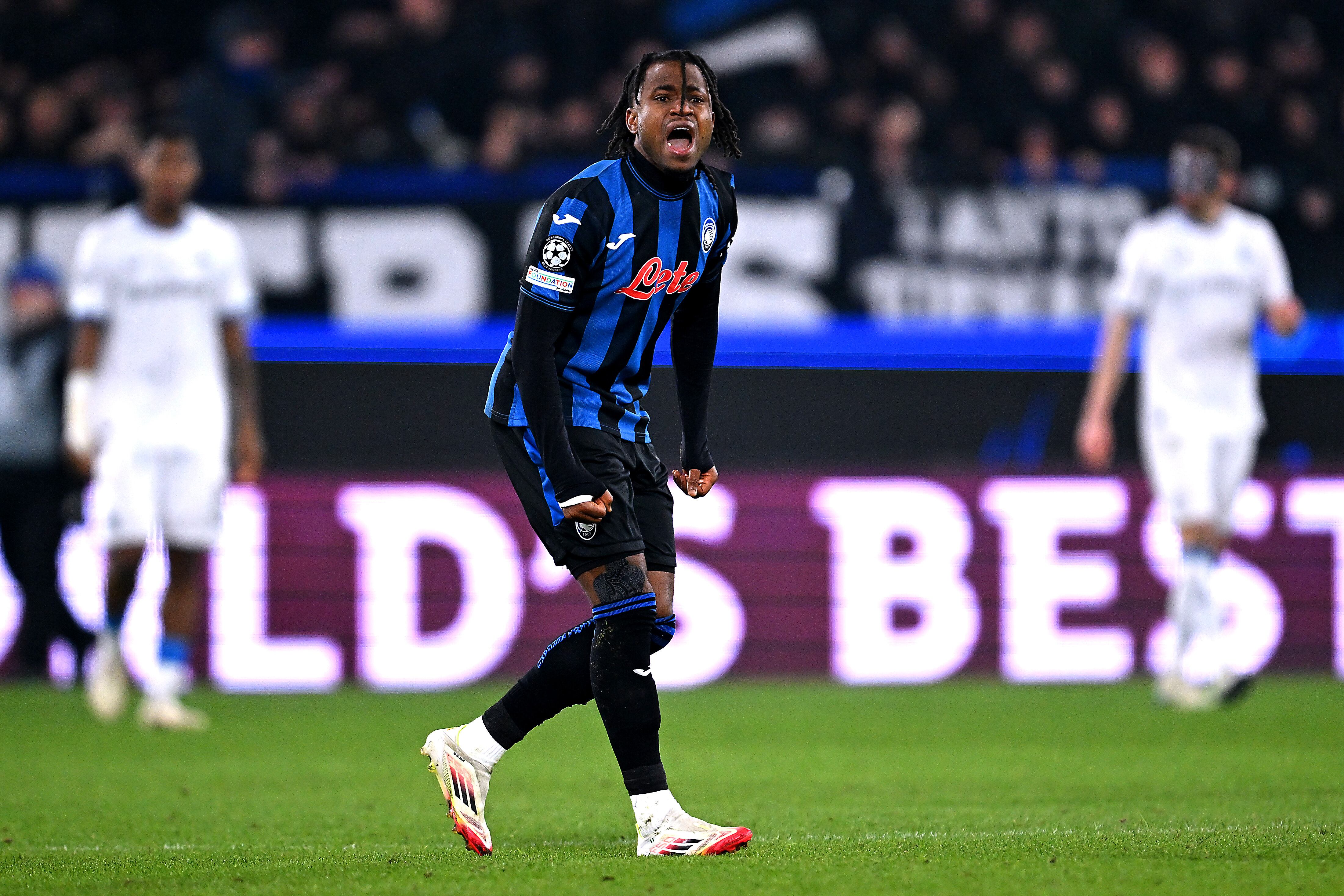 Ademola Lookman desperdició el penal que provocó Juan Cuadrado en Atalanta.