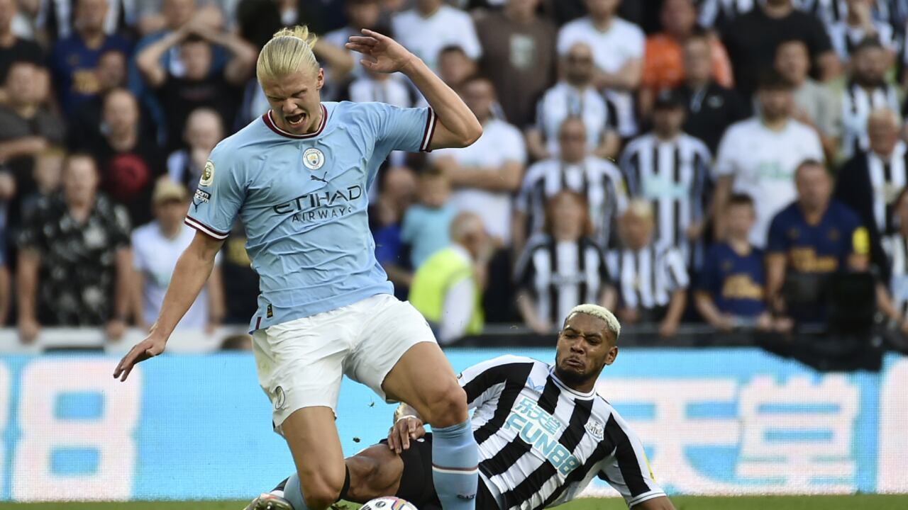 Newcastle's Joelinton, right, challenges Manchester City's Erling Haaland during the English Premier League soccer match between Newcastle United and Manchester City at St James Park in Newcastle, England, Sunday, Aug.21, 2022. (AP/Rui Vieira)
