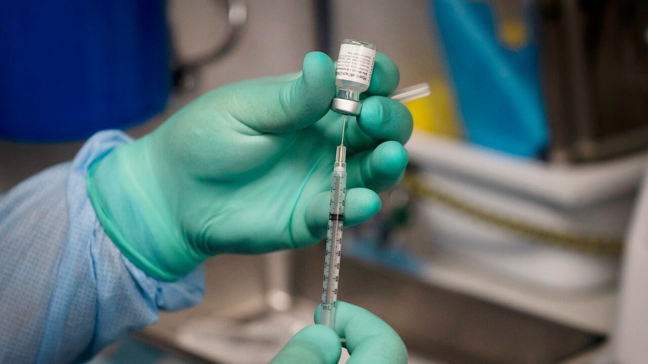 Las dosis de refuerzo pueden aumentar hasta 100 veces la protección, según estudio israelí.