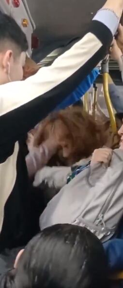 La pelea en Transmilenio se produjo porque una usuaria no habría querido dejar subir a otra pasajera al articulado.