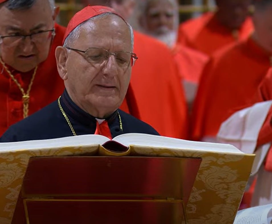 Los cardenales que elegirán al sucesor del papa Francisco se reunieron para marchar en procesión hasta la Capilla Sixtina e iniciar el incierto cónclave este miércoles.