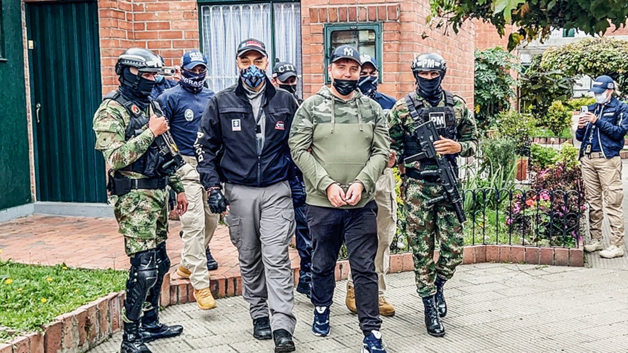 El pasado 30 de marzo, hombres de la Policía y del CTI de la Fiscalía capturaron al ciudadano ruso Sergei Vagin, quien encabezaba una red de fraudes mediante casas de apuestas y recibía órdenes desde Rusia. No aceptó cargos, pero se adelantan líneas investigativas que lo comprometerían con lavado de activos y espionaje.