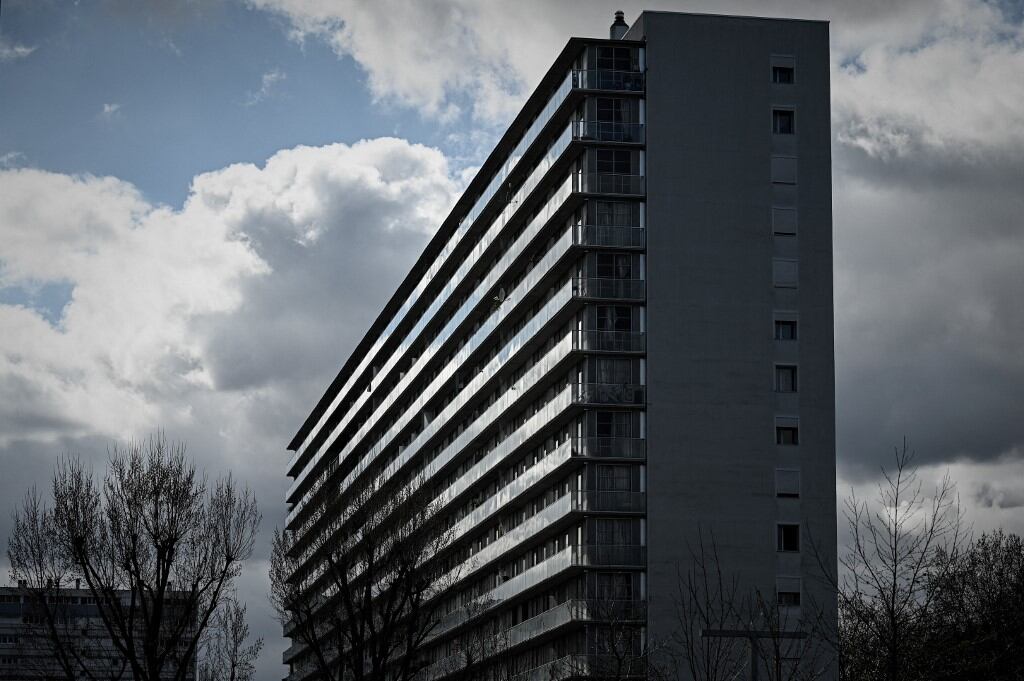 Una fotografía tomada el 16 de marzo de 2021, en Burdeos, muestra una vista del complejo de viviendas sociales "Grand Parc", construido en los años 60 y cuyas 530 viviendas fueron rehabilitadas entre 2014 y 2017 por las agencias de arquitectos Lacaton y Vassal. - El Premio Pritzker -el galardón más prestigioso de la arquitectura- fue concedido el 16 de marzo de 2021 al dúo francés Jean-Philippe Vassal y Anne Lacaton por sus espacios asequibles y ecológicos que priorizan el bienestar de muchos. Foto: Philippe Lopez / AFP