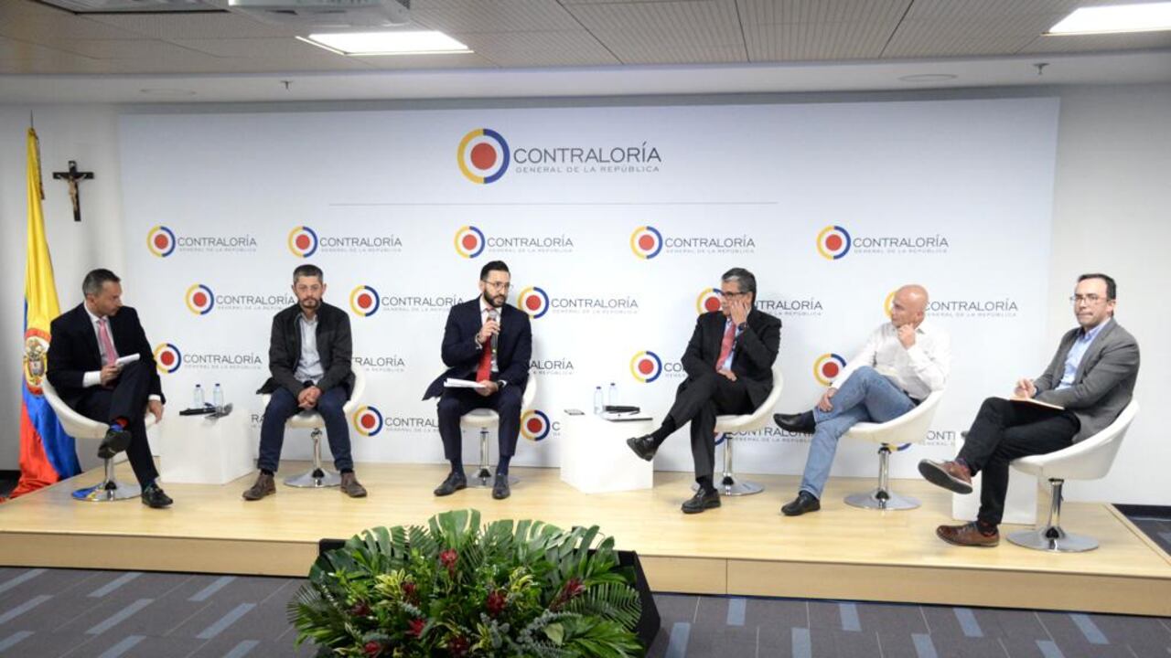 Foro de pensiones en la Contraloría General de la Nación.