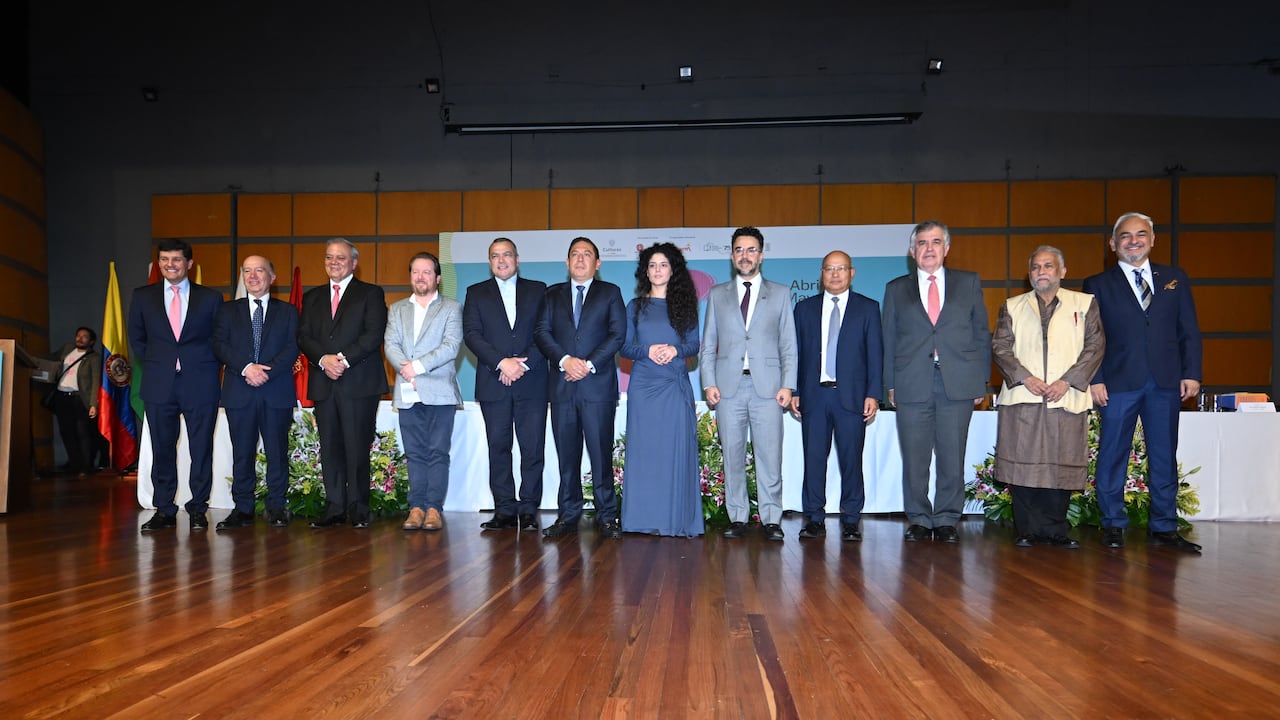 La inauguración de la Feria Internacional del Libro de Bogotá, el pasado 21 de abril, fue presidida por 12 hombres y una mujer, un hecho que causó indignación en el sector. Foto: FilBo