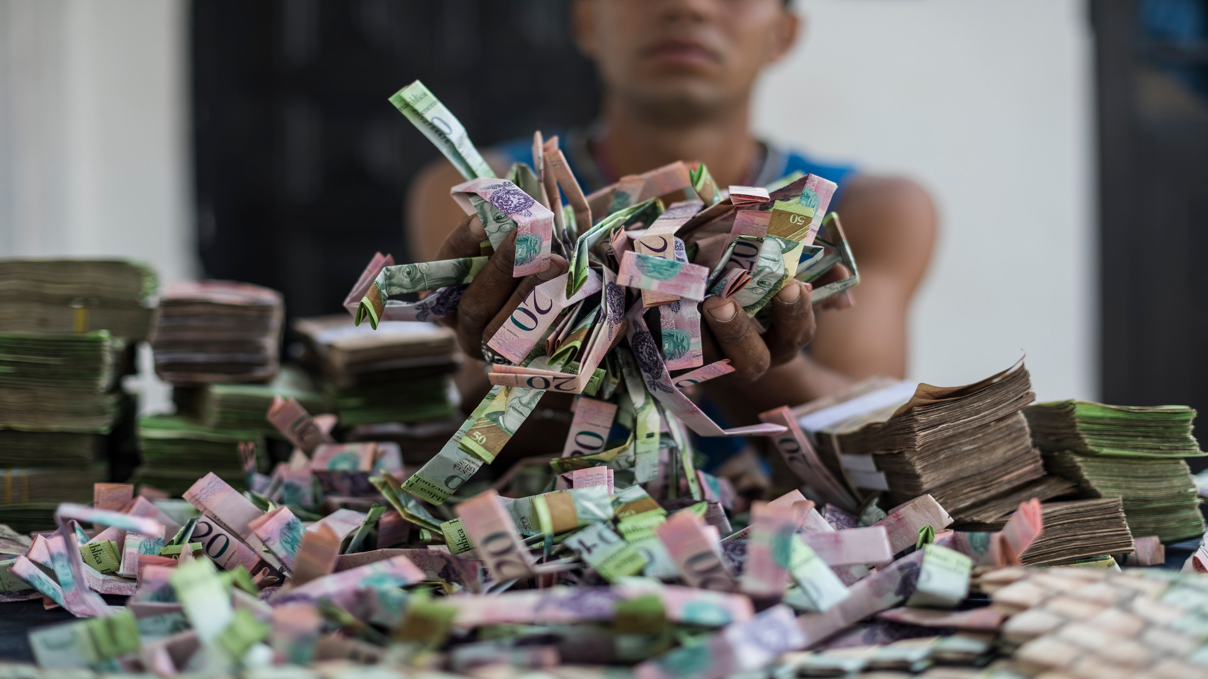 La devaluación del Bolívar ha causado que los billetes se usen para manualidades