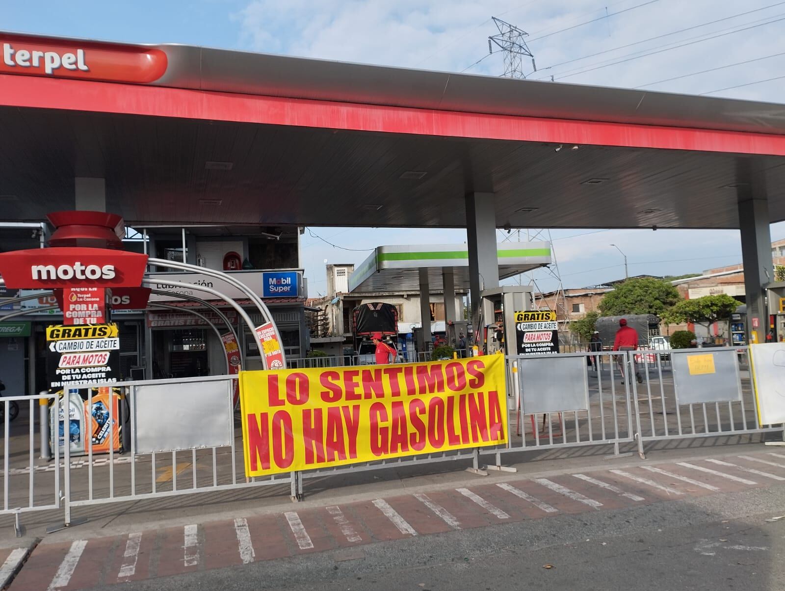 Vehículos hacen fila en las estaciones de gasolina ante posible desabastecimiento por el paro camionero. (Sofía López)