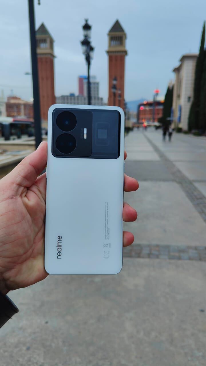 El smartphone realme GT3 fue presentado en el MWC, el equipo presume un potente sistema de carga rápida de 240w.