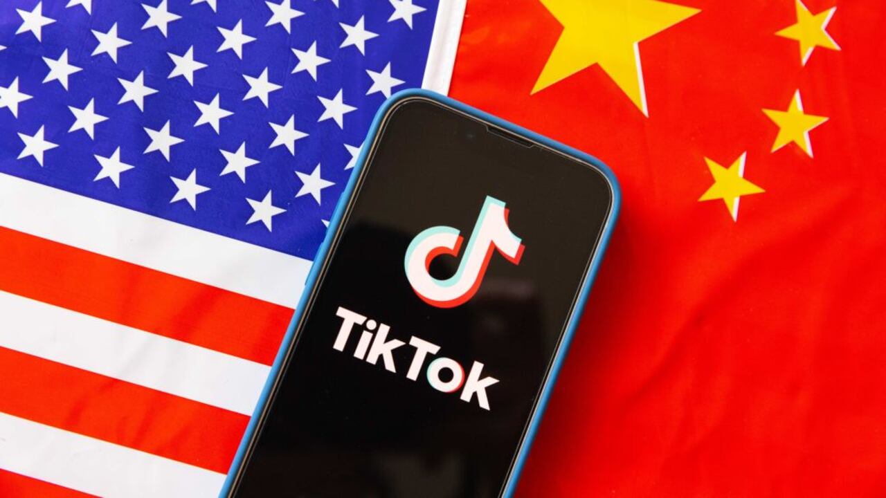 El logo de TikTok en medio de las banderas de Estados Unidos y de China (Photo Illustration by Stanislav Kogiku/SOPA Images/LightRocket via Getty Images)