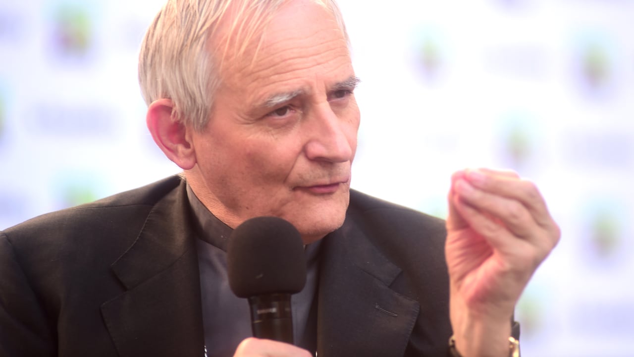 El cardenal Matteo Maria Zuppi, presidente del CEI (Consejo Episcopal Italiano), asiste al Festival RepIdee 2023 en la Plaza Maggiore el 11 de junio de 2023 en Bolonia, Italia.