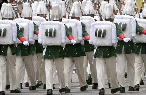 Los miembros de las Fuerzas Armadas recrean las paradas militares de los héroes de la independencia.  