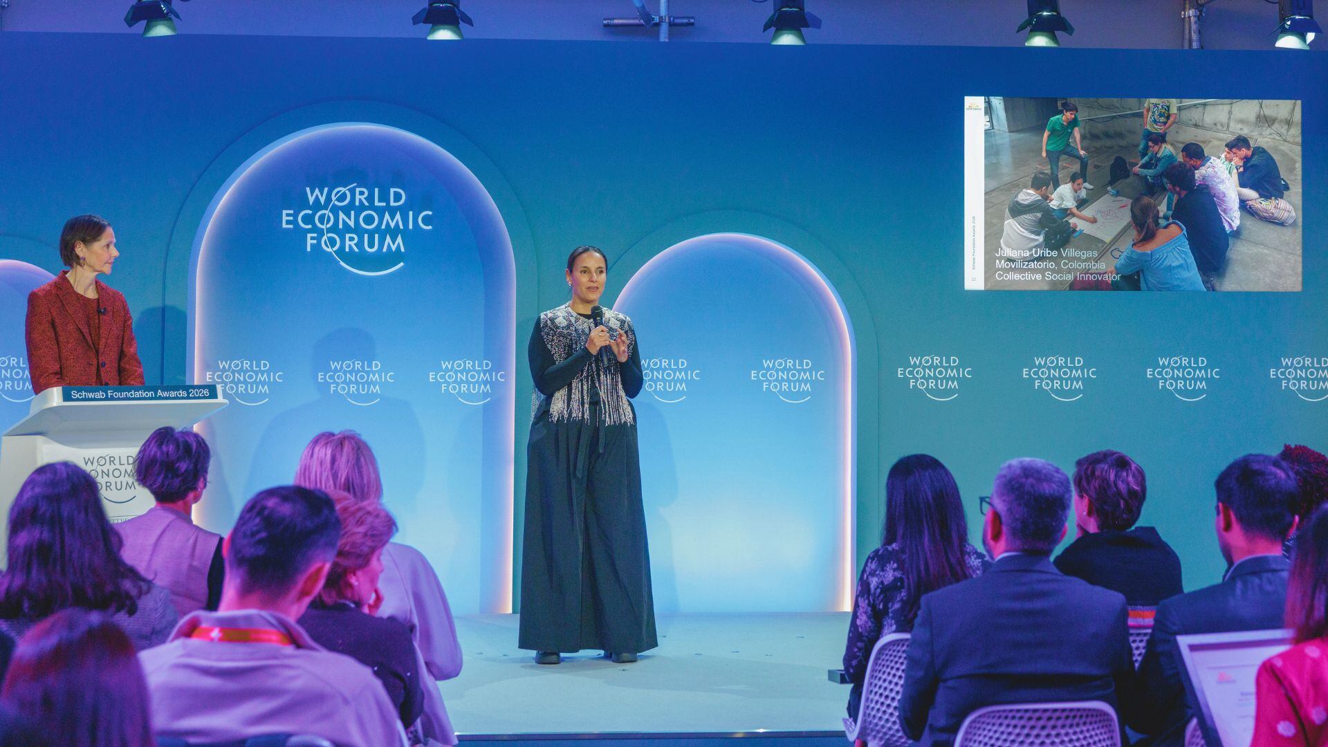 Solo el 4 por ciento de las organizaciones ganadoras de este premio han sido de América Latina. Movilizatorio, liderada por Juliana Uribe Villegas, es la primera organización colombiana en recibir este reconocimiento en la categoría de Innovación Social Colectiva, que destaca su impacto social a escala global.