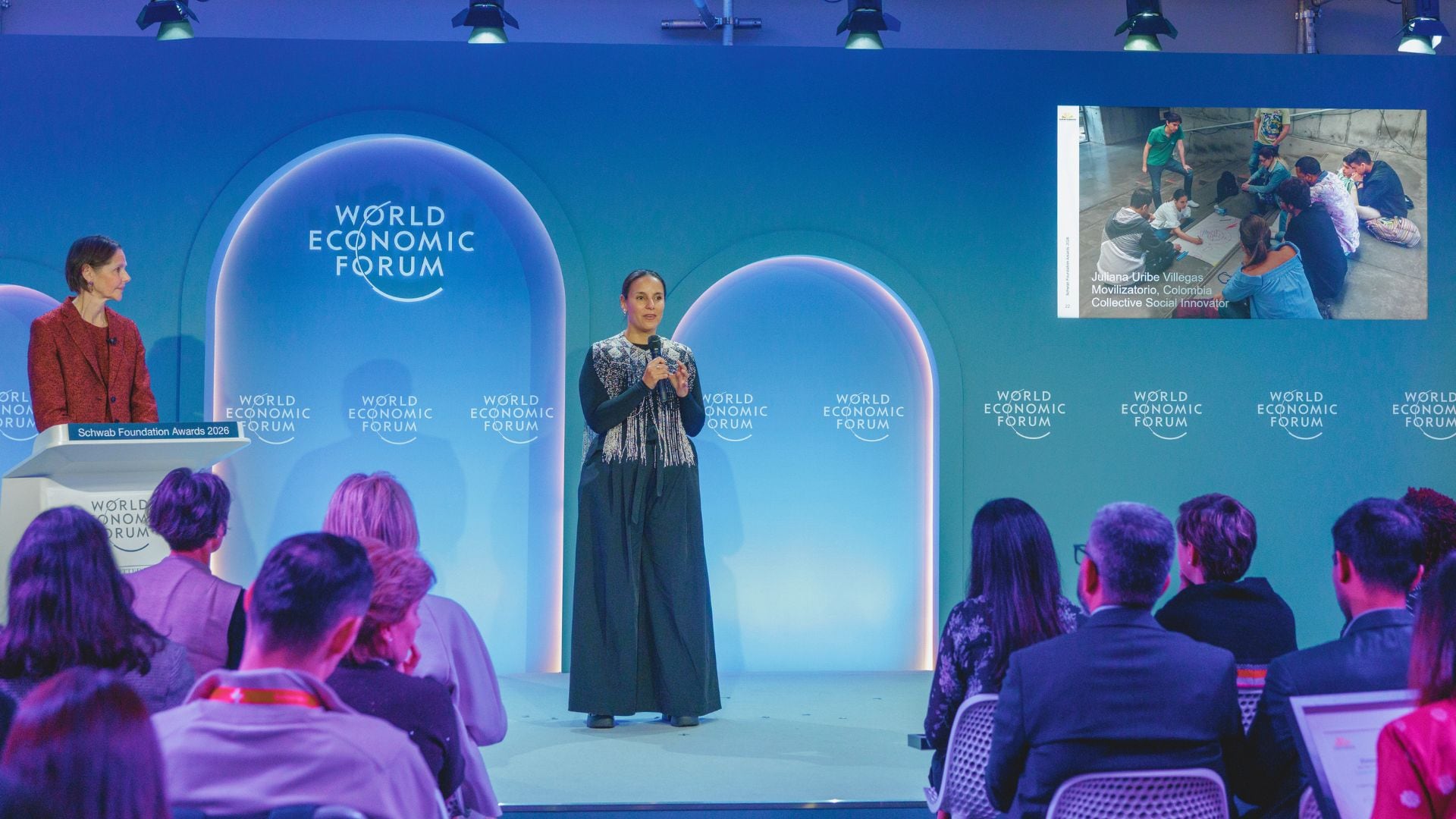 Solo el 4 por ciento de las organizaciones ganadoras de este premio han sido de América Latina. Movilizatorio, liderada por Juliana Uribe Villegas, es la primera organización colombiana en recibir este reconocimiento en la categoría de Innovación Social Colectiva, que destaca su impacto social a escala global.