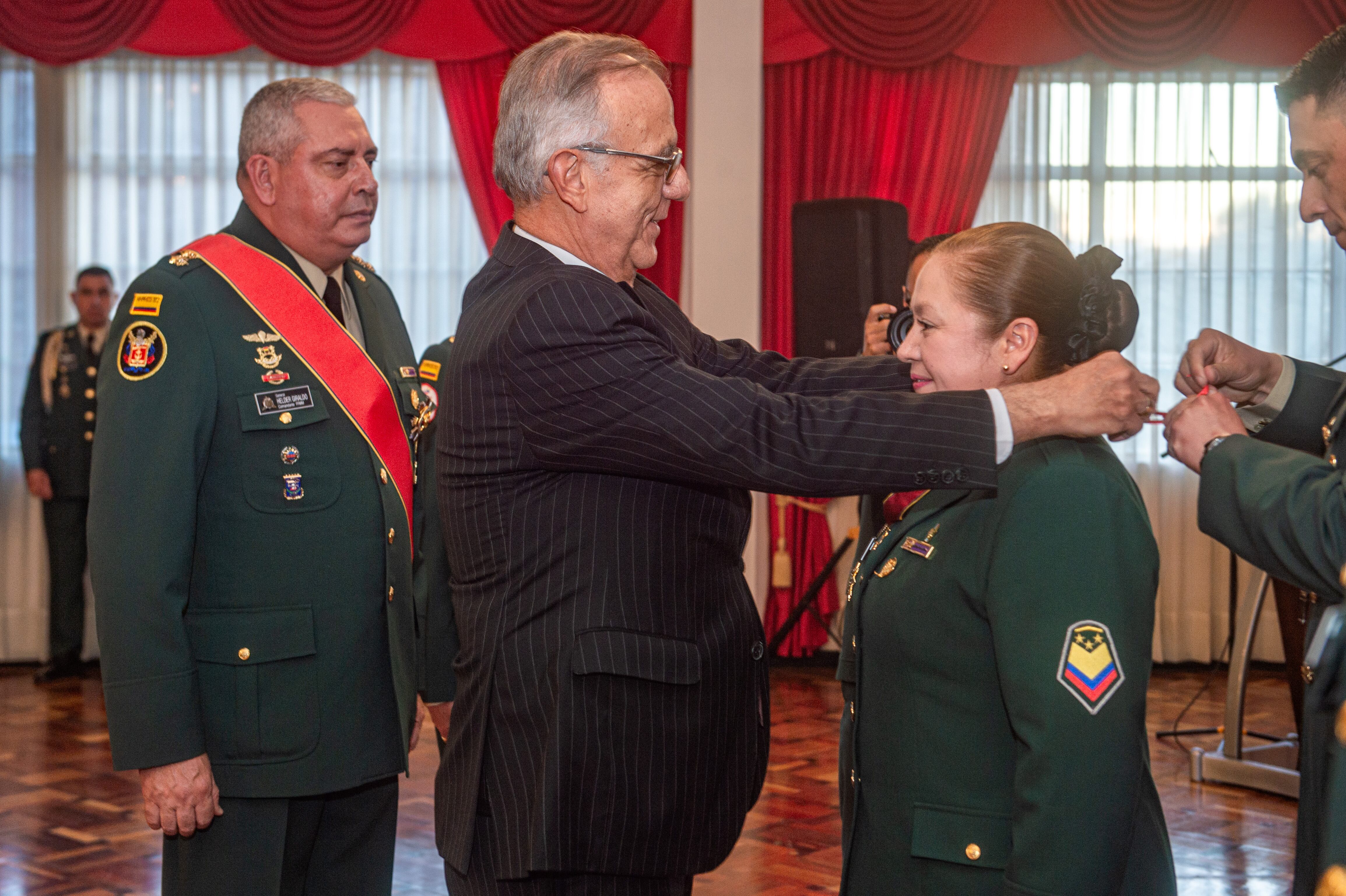 Condecoración a oficiales de la Fuerza Pública