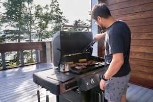 Los asados suele hacerse también con embutidos, carne de cerdo, pollo, langostinos y hasta pescado.