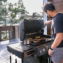 Los asados suele hacerse también con embutidos, carne de cerdo, pollo, langostinos y hasta pescado.