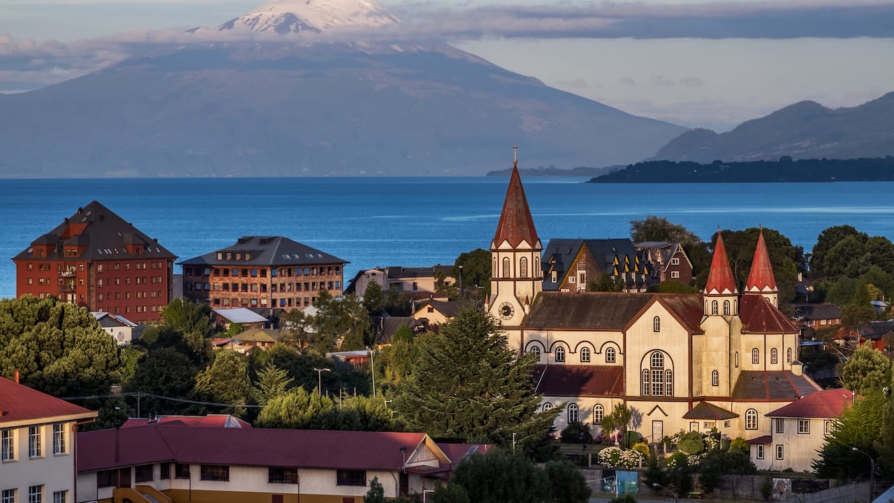 Puerto Varas es un destino chileno que encanta con su estilo alpino.