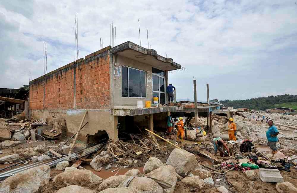 Varias personas intentan rescatar sus pertenencias el miércoles 5 de abril de 2017 en Mocoa, Putumayo, luego que la noche del 31 de marzo una avalancha provocada por el desbordamiento de los ríos Mocoa, Mulato y Sangoyaco arrasó con todo lo que encontró a su paso. Hasta el momento la cifra de muertos se eleva a  301víctimas mortales y un indeterminado numero de desaparecidos. Foto: Carlos Julio Martínez / Enviado Especial de Semana